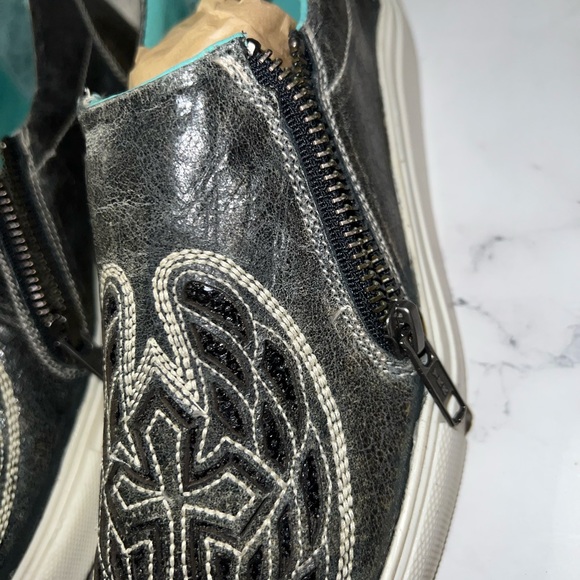 Corral Sneaker Shoes NWT. Sz 7.5 Grey Cross/Wings - Picture 14 of 14